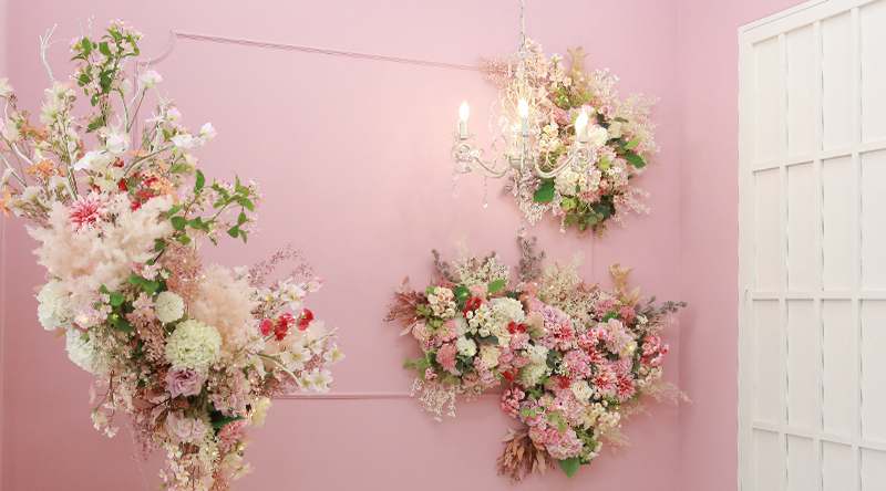 茨城県下妻市にある写真館 風のスタジオ ANNEX イオンモール下妻店は、下妻市・筑西市・つくば市・結城市周辺の七五三・成人式・卒業式からマタニティフォト等の多種多様な撮影ができる写真スタジオです。最新のかわいいセットからシックなかっこいいロケーションまで、あなたのご要望に全てお応えいたします。着物衣裳からお支度、写真撮影まで「家族の絆を深める物語」を提供致します。