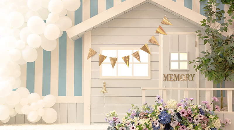 埼玉県久喜市にある写真館 風のスタジオ Pastel アリオ鷲宮店は、久喜市・幸手市・加須市・白岡市周辺の七五三・成人式・卒業式からマタニティフォト等の多種多様な撮影ができる写真スタジオです。おもちゃ箱を広げたような賑やかなセットでお出迎え。女の子は本物のお姫様気分でとびきりかわいく、男の子は渋くカッコ良く。季節によって変わる和風セットも大人気です。